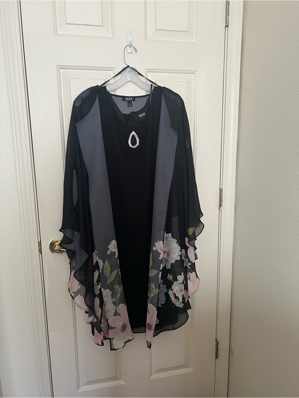 Black Floral Chiffon Overlay with Brooch Elegant Dress - Picture 4 of 8